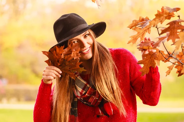 Mujer de pie junto al árbol . — Foto de Stock