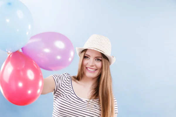 Nainen kesällä iloinen tyttö värikkäitä ilmapalloja — kuvapankkivalokuva