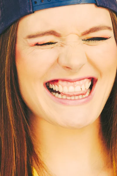 Aantrekkelijk meisje kauwgom. — Stockfoto