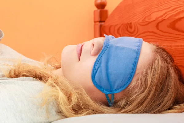 Mujer dormida usando máscara para dormir con los ojos vendados . —  Fotos de Stock