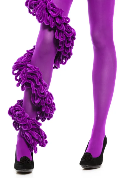 Женщина длинные ноги и фиолетовые чулки изолированы — стоковое фото