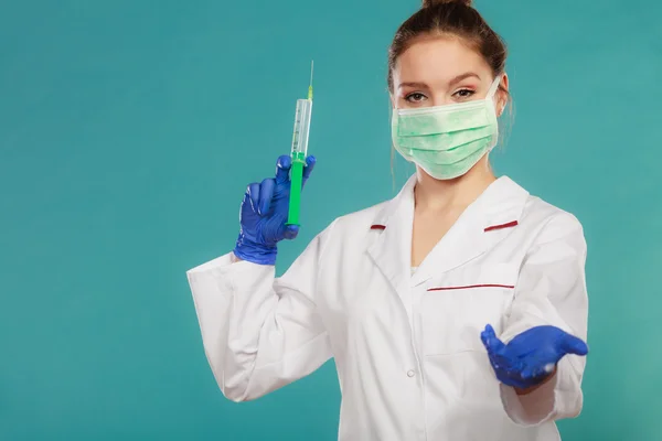 Médico segurando seringa — Fotografia de Stock