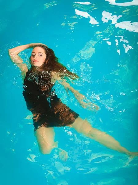 Yüzme havuzunda dinlenen kadın. — Stok fotoğraf