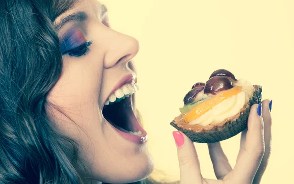 Mulher comendo bolo de frutas — Fotografia de Stock