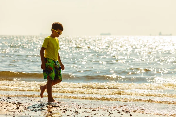 Мальчик, гуляющий по пляжу . — стоковое фото