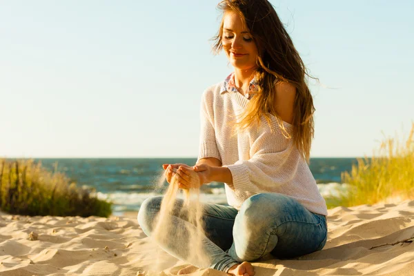 Kadın kum ile eğleniyor — Stok fotoğraf