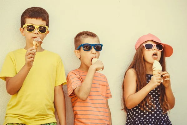 子供の男の子と女の子がアイスクリームを食べる. — ストック写真