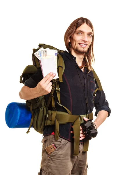 Homem turista mochileiro segurando dinheiro e passaporte . — Fotografia de Stock