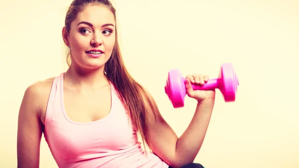 Sporty girl lifting weights. — Stock Photo, Image