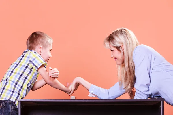 Mãe e filho braço wrestle sentar à mesa . — Fotografia de Stock