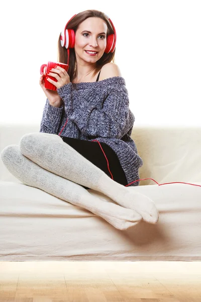 Frau mit Kopfhörer hört Musik — Stockfoto