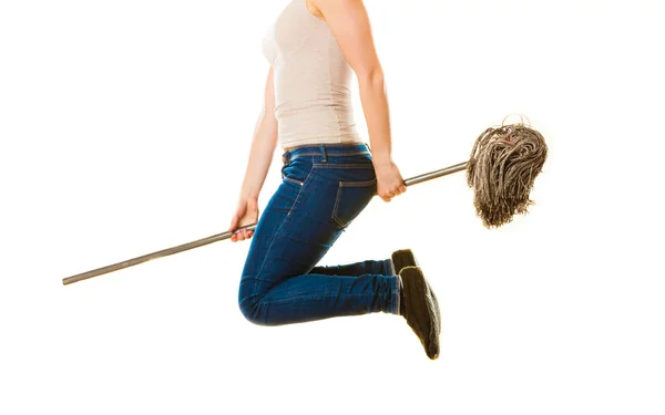Смешная уборщица со шваброй — стоковое фото