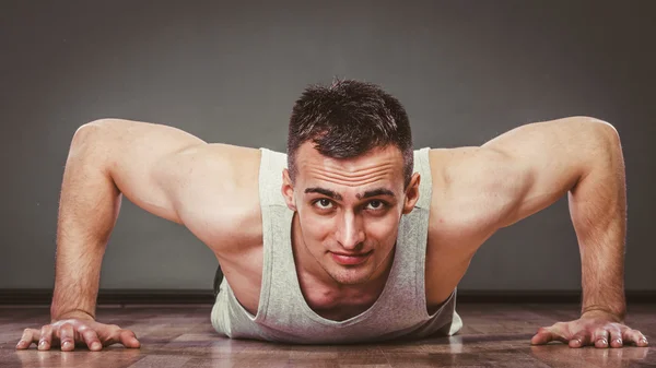 Hombre haciendo flexiones , — Foto de Stock