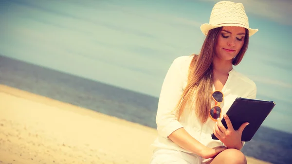 Девушка в соломенной шляпе с планшетом — стоковое фото