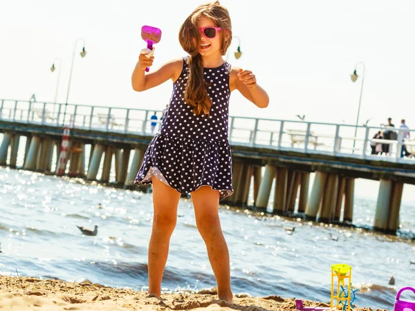 Menina se divertindo na praia . — Fotografia de Stock