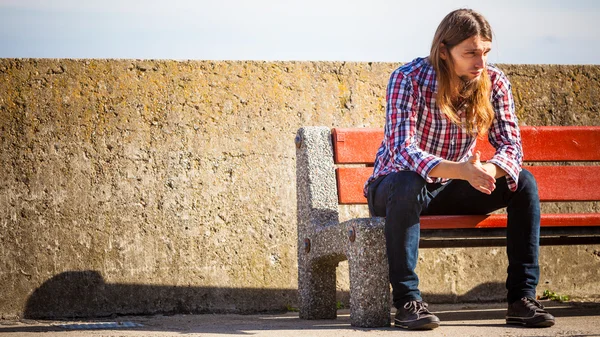 Hombre al aire libre preocupado y estresado —  Fotos de Stock