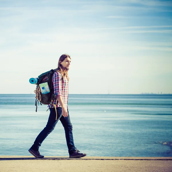 Mann wandert mit Rucksack am Meer entlang — Stockfoto