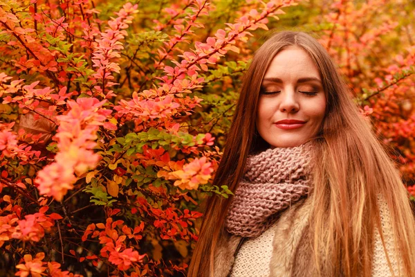 Femme attrayante dans le parc — Photo