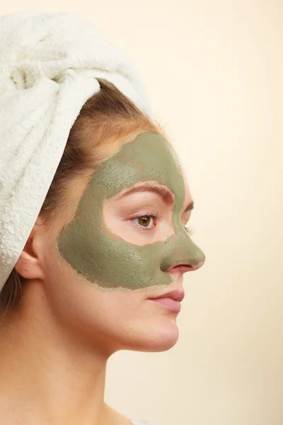 Γυναίκα με πράσινο άργιλο λάσπη μάσκα — Φωτογραφία Αρχείου