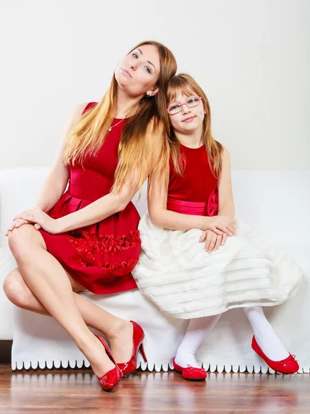 Mãe e filha posando juntas — Fotografia de Stock