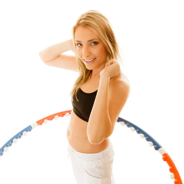 Sportowy sprawny dziewczyna robi ćwiczenia z hula hop. — Zdjęcie stockowe