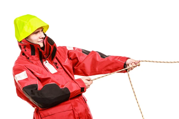 Giovane uomo tirando la corda . — Foto Stock