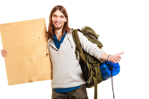 Hombre excursionista mochilero con espacio de copia de madera en blanco anuncio —  Fotos de Stock