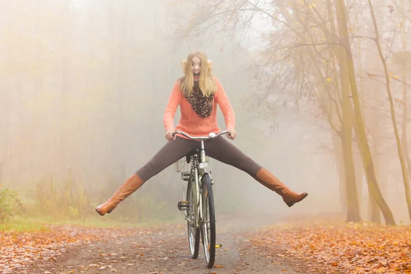Aktywna kobieta bawiąca się na rowerze w jesiennym parku — Zdjęcie stockowe