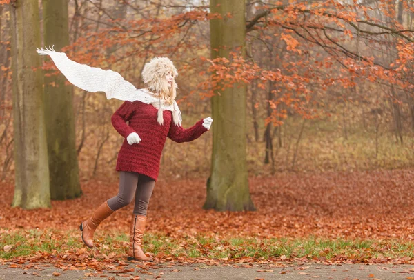 Donna di moda in esecuzione in autunno foresta parco. — Foto Stock