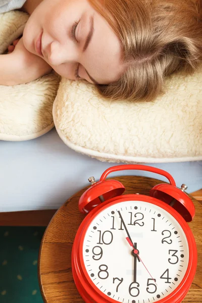 Mujer durmiendo en la cama con reloj despertador . —  Fotos de Stock