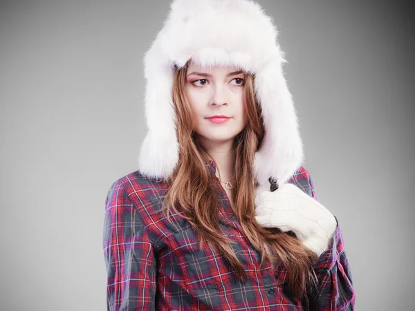 Jeune femme en bonnet de fourrure d'hiver — Photo