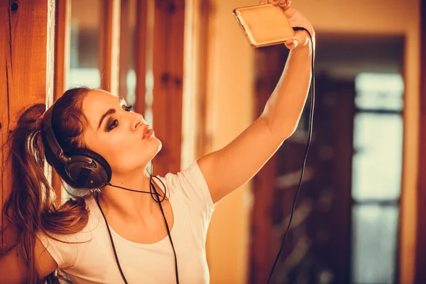 Frau mit Kopfhörer Smartphone hört Musik. — Stockfoto