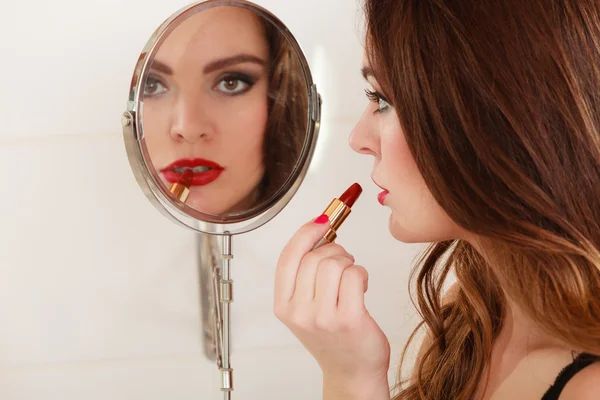 Giovane ragazza che fa il trucco — Foto Stock