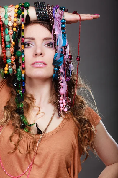 Mujer bonita con collares de joyería pulseras anillo — Foto de Stock