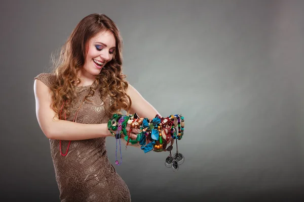 Mujer bonita con collares de joyería cuentas y sombrero . — Foto de Stock