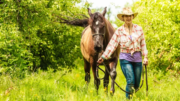 Zachodniej cowgirl kobieta z koniem. Aktywności sportowe — Zdjęcie stockowe