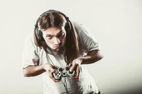 Joueur masculin se concentrer sur les jeux de jeu — Photo