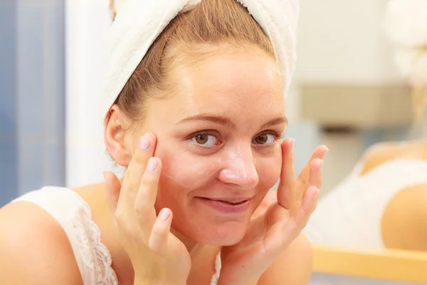 Mujer aplicación máscara crema — Foto de Stock