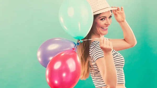 Mujer en sombrero de paja con globo de colores — Foto de Stock