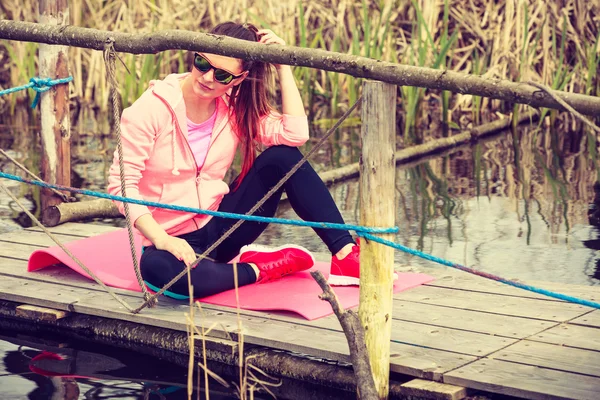 Mujer tomando un descanso de correr — Foto de Stock