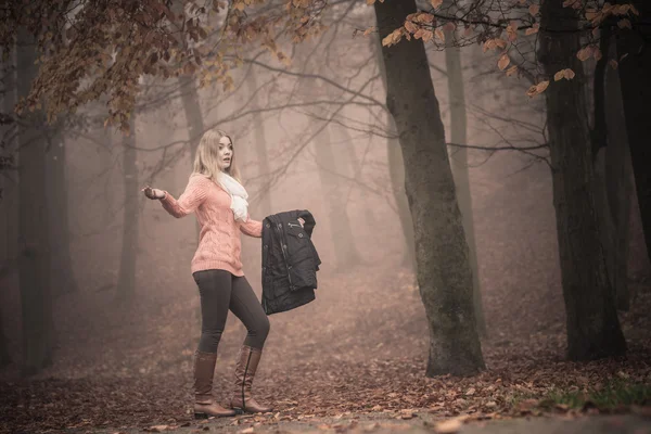 Mulher perdida nevoeiro outono parque em busca de direção . — Fotografia de Stock