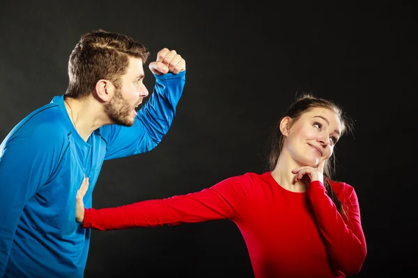 Marido homem abusando mulher esposa. Violência . — Fotografia de Stock