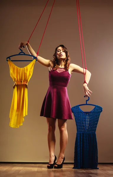 Adicta a las compras chica marioneta con ropa — Foto de Stock