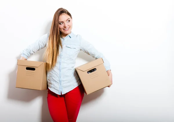 Mujer feliz llevando cajas . — Foto de Stock