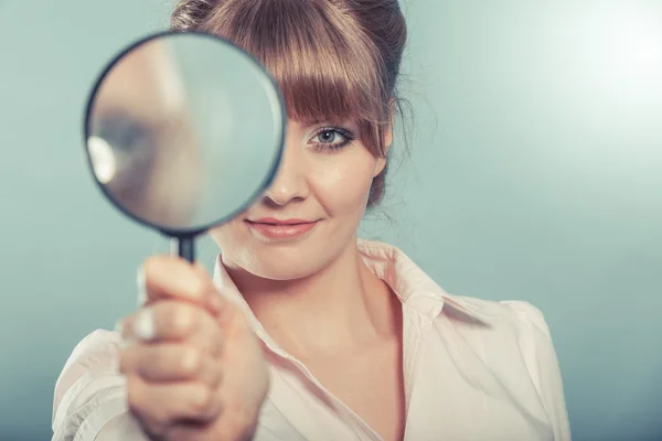 Woman holding magnifying glas — Stock fotografie