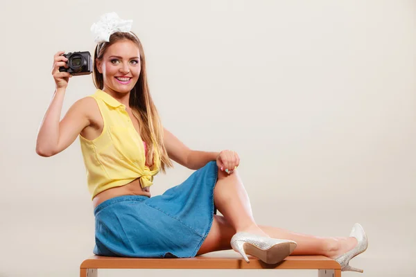 Pin up girl taking photo — Stockfoto