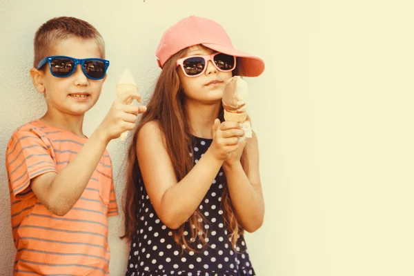 Kids boy and little girl eating ice cream. — Stockfoto