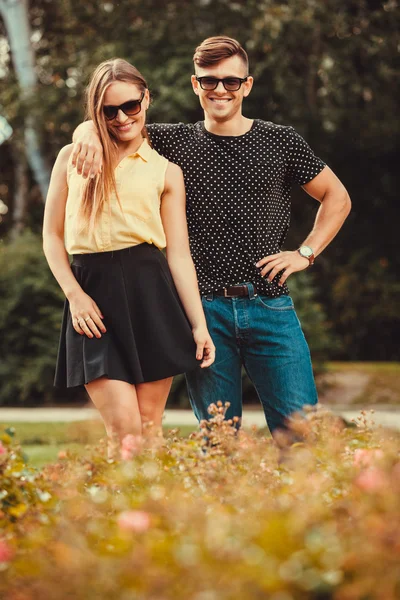 Casal abraço no parque. — Fotografia de Stock