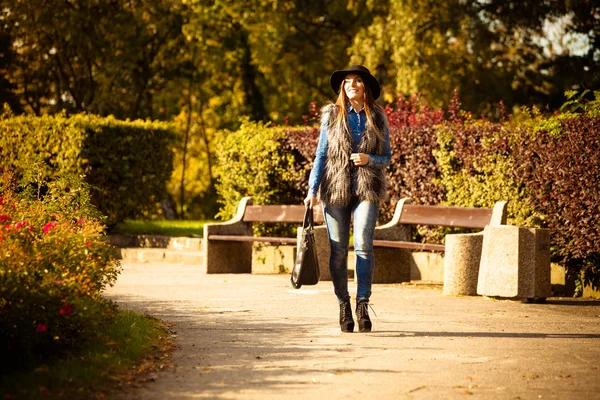 Modellen går i park — Stockfoto