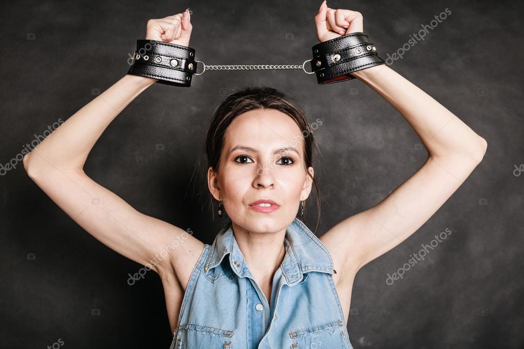 Verhaftung Und Gefängnis Kriminelle Frau In Handschellen Gefesselt Stockfotografie
